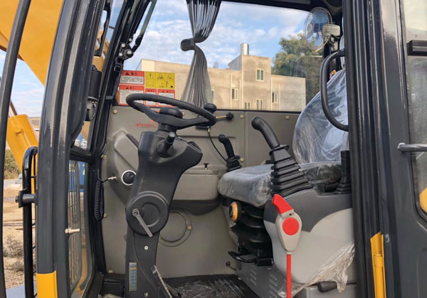 抓木機駕駛室.jpg 抓木機駕駛室.jpg