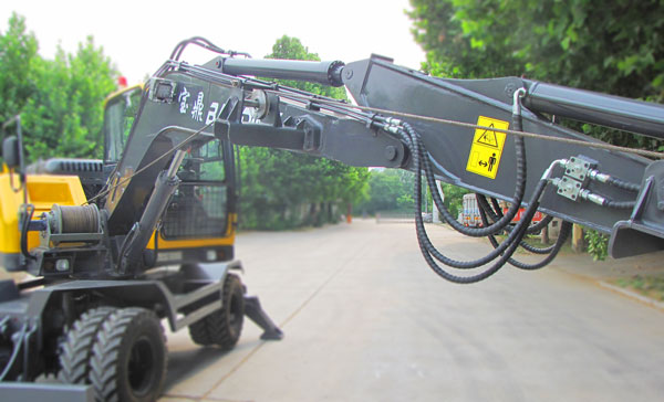 輪式抓木機卷揚機.jpg 輪式抓木機卷揚機.jpg