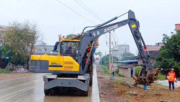 輪式抓木機做工.jpg 輪式抓木機做工.jpg