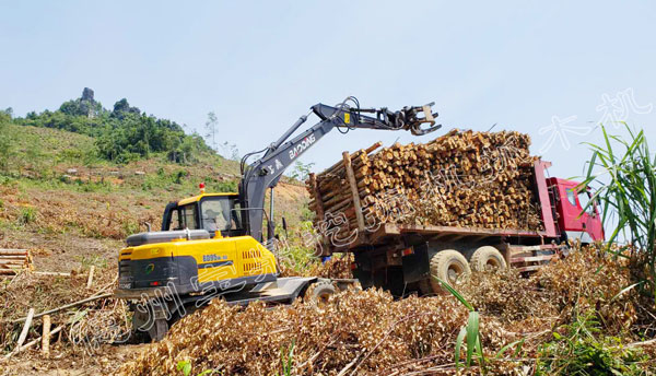 廣西寶鼎抓木機作業(yè)現(xiàn)場.jpg 廣西寶鼎抓木機作業(yè)現(xiàn)場.jpg