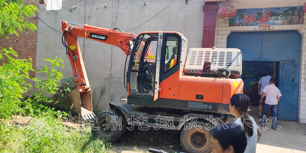 寶鼎輪式挖掘機.jpg 寶鼎輪式挖掘機.jpg