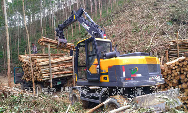 輪式抓木機山區(qū)做工.jpg 輪式抓木機山區(qū)做工.jpg
