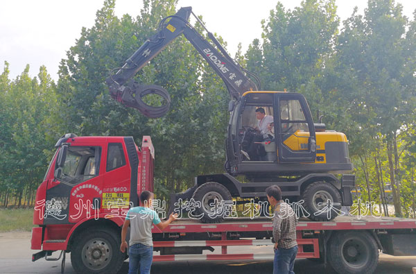 寶鼎95抓木機(jī).jpg 寶鼎95抓木機(jī).jpg