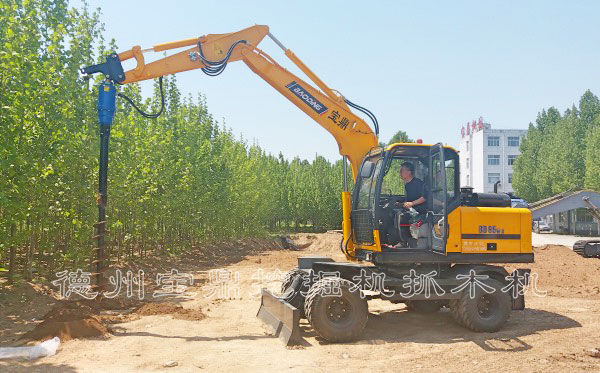 多功能輪式挖掘機.jpg 多功能輪式挖掘機.jpg