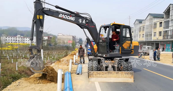 寶鼎多功能抓木機(jī).jpg 寶鼎多功能抓木機(jī).jpg