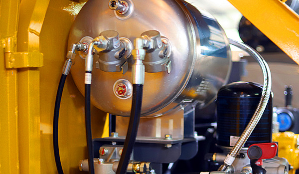 寶鼎輪式挖掘機(jī)抓木機(jī)不銹鋼儲(chǔ)氣筒 寶鼎輪式挖掘機(jī)抓木機(jī)不銹鋼儲(chǔ)氣筒