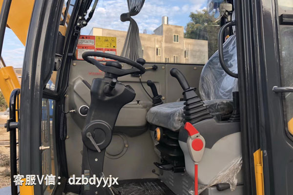 抓木機駕駛室.jpg 抓木機駕駛室.jpg