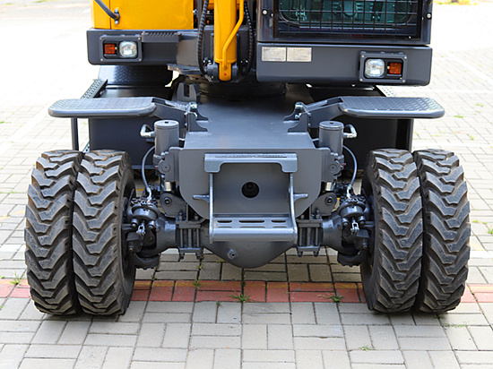 小型輪式挖掘機底盤堅固