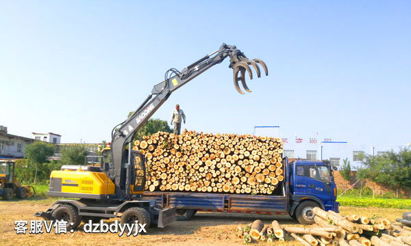 寶鼎輪式抓木機場地裝車.jpg 寶鼎輪式抓木機場地裝車.jpg