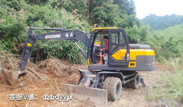 寶鼎輪式小挖掘機.jpg 寶鼎輪式小挖掘機.jpg