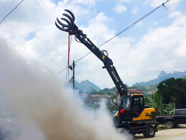 寶鼎抓木機廠家95車型交車現場.jpg 寶鼎抓木機廠家95車型交車現場.jpg