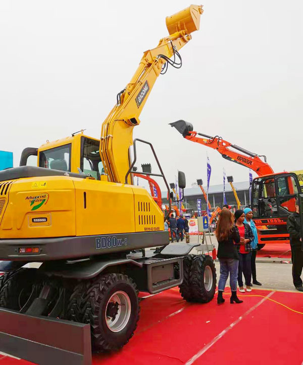 機(jī)械展會上的寶鼎輪式挖掘機(jī).jpg 機(jī)械展會上的寶鼎輪式挖掘機(jī).jpg