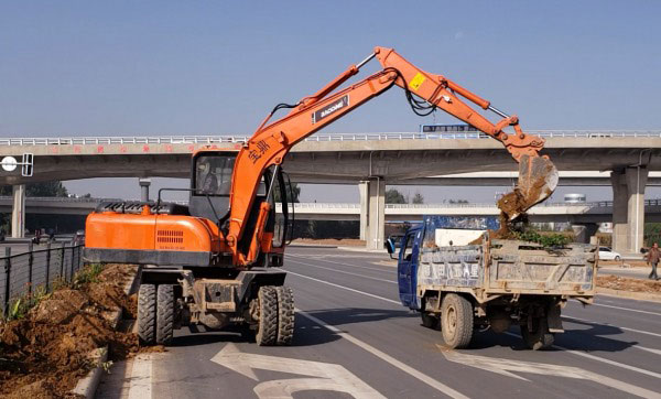 寶鼎輪式小挖掘機.jpg 寶鼎輪式小挖掘機.jpg