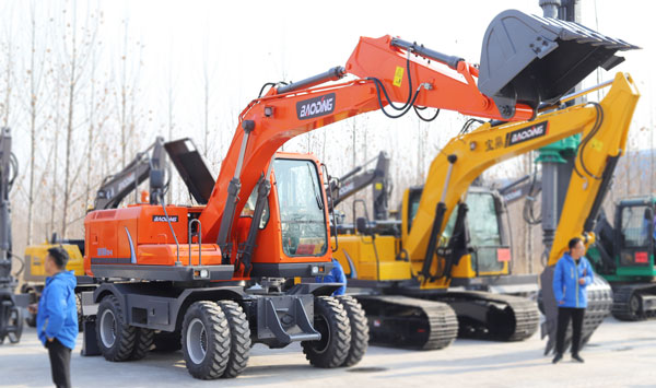 寶鼎輪胎式挖掘機.jpg 寶鼎輪胎式挖掘機.jpg