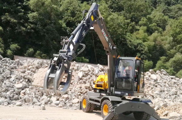 寶鼎95抓木機做工現場.jpg 寶鼎95抓木機做工現場.jpg