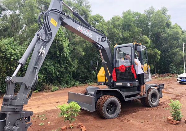 小型輪式挖掘機(jī).jpg 小型輪式挖掘機(jī).jpg
