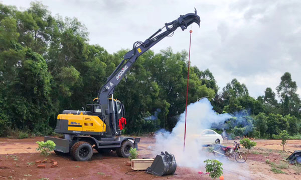 小型輪式挖掘機(jī)抓木機(jī)95車型.jpg 小型輪式挖掘機(jī)抓木機(jī)95車型.jpg