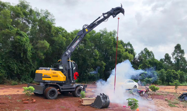 寶鼎抓木機(jī)交車現(xiàn)場.jpg 寶鼎抓木機(jī)交車現(xiàn)場.jpg