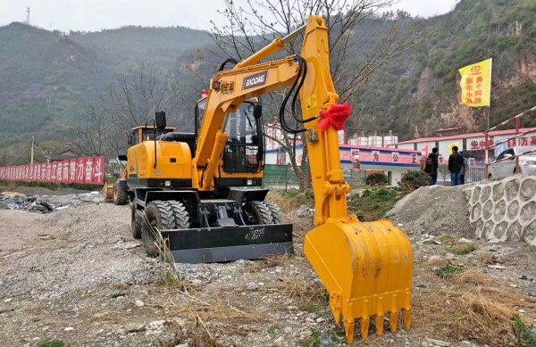 小型輪式挖掘機.jpg 小型輪式挖掘機.jpg