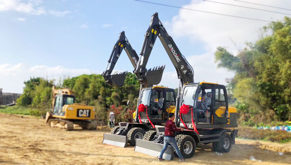 寶鼎輪式小挖掘機.jpg 寶鼎輪式小挖掘機.jpg