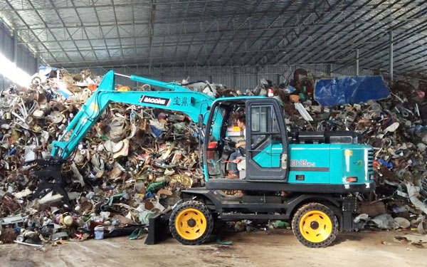 挖掘機(jī)抓木機(jī)抓廢鋼鐵.jpg
