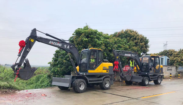 寶鼎輪式挖掘機交付現場.jpg 寶鼎輪式挖掘機交付現場.jpg