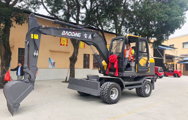 寶鼎輪式挖掘機.jpg 寶鼎輪式挖掘機.jpg