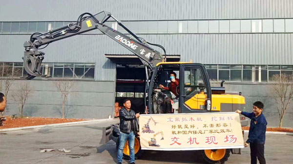 寶鼎輪式挖掘機(jī)抓木機(jī)交車現(xiàn)場.jpg 寶鼎輪式挖掘機(jī)抓木機(jī)交車現(xiàn)場.jpg