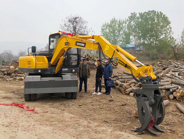 多功能寶鼎輪式挖掘機.jpg 多功能寶鼎輪式挖掘機.jpg