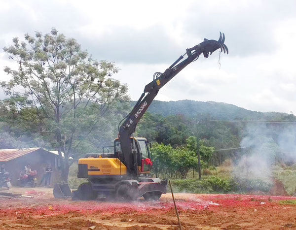 多功能輪式挖掘機.jpg 多功能輪式挖掘機.jpg