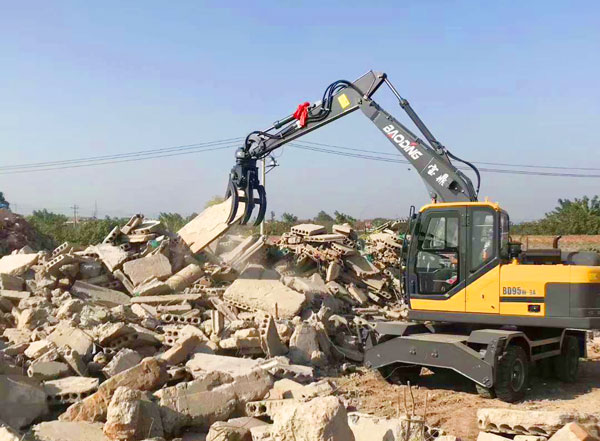 輪式挖掘機抓木機多領域優勢.jpg 輪式挖掘機抓木機多領域優勢.jpg