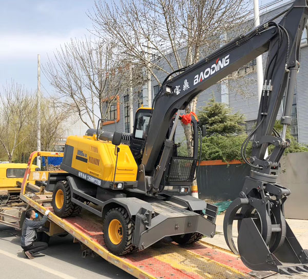 寶鼎抓木機交付現場.jpg 寶鼎抓木機交付現場.jpg