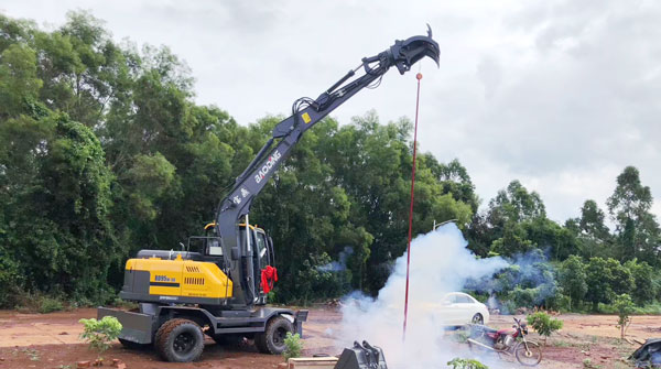 寶鼎輪式挖掘機交付現場.jpg 寶鼎輪式挖掘機交付現場.jpg