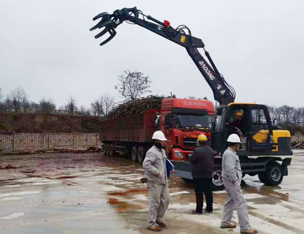 寶鼎輪式挖掘機服務人員.jpg 寶鼎輪式挖掘機服務人員.jpg