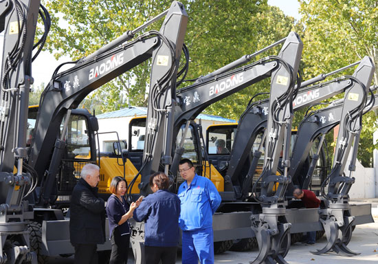 外賓參觀寶鼎抓木機廠家 外賓參觀寶鼎抓木機廠家