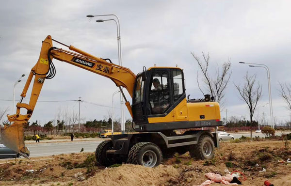 寶鼎輪式挖掘機施工現場.jpg 寶鼎輪式挖掘機施工現場.jpg