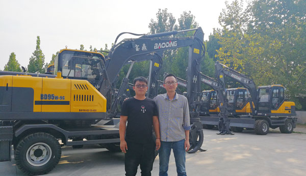 寶鼎輪式挖掘機(jī)用戶.jpg 寶鼎輪式挖掘機(jī)用戶.jpg