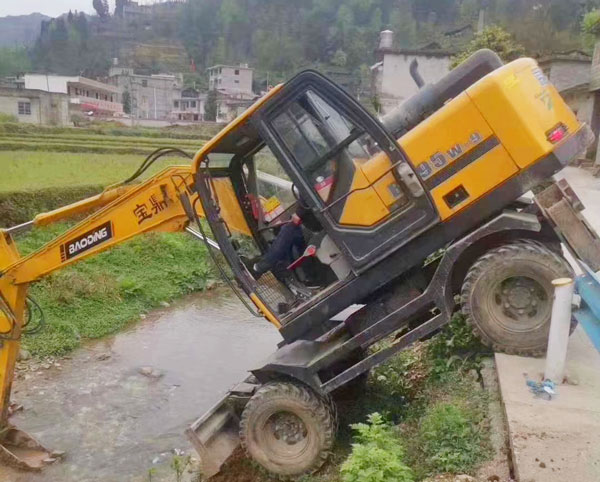 寶鼎輪式挖掘機95車型.jpg 寶鼎輪式挖掘機95車型.jpg