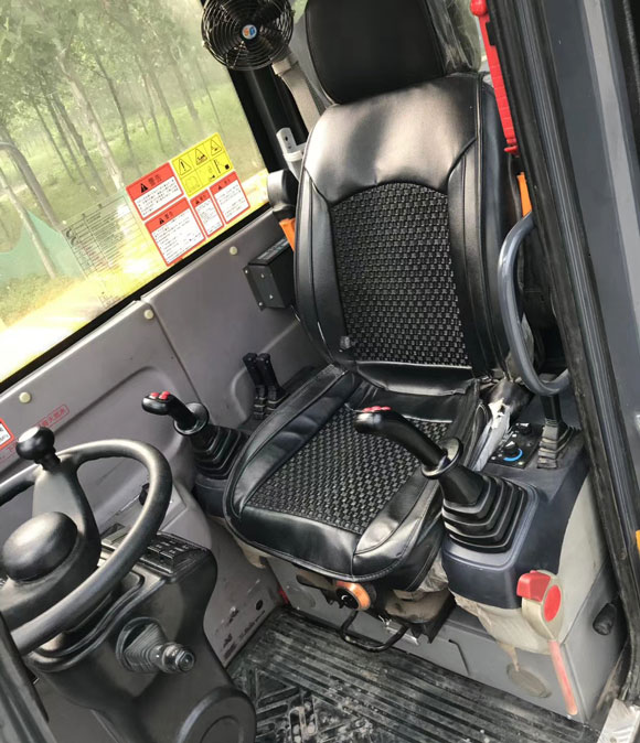 輪式挖掘機(jī)駕駛室.jpg 輪式挖掘機(jī)駕駛室.jpg