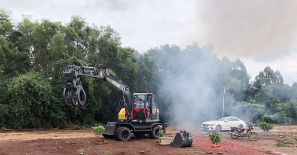 寶鼎輪式挖掘機(jī)抓木機(jī)廣西用戶交付現(xiàn)場(chǎng).jpg 寶鼎輪式挖掘機(jī)抓木機(jī)廣西用戶交付現(xiàn)場(chǎng).jpg