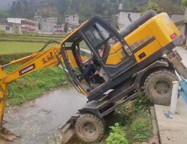 市場上的寶鼎95輪式挖掘機.jpg 市場上的寶鼎95輪式挖掘機.jpg