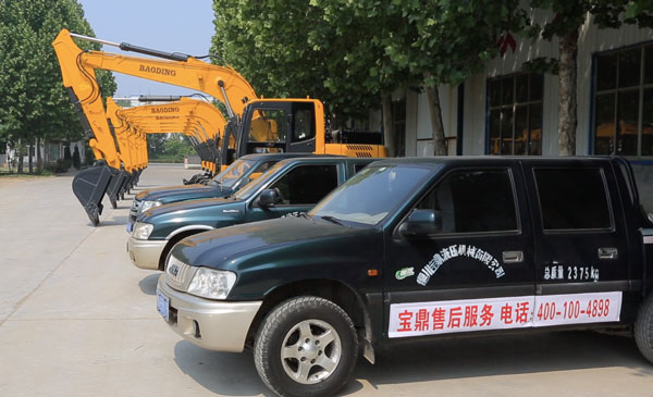 寶鼎輪式挖掘機(jī)服務(wù)車輛.jpg 寶鼎輪式挖掘機(jī)服務(wù)車輛.jpg