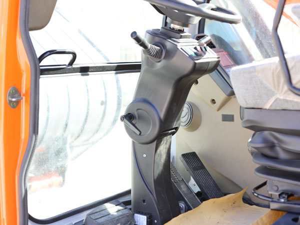 寶鼎150輪式挖掘機(jī)舒適的駕駛環(huán)境.jpg 寶鼎150輪式挖掘機(jī)舒適的駕駛環(huán)境.jpg