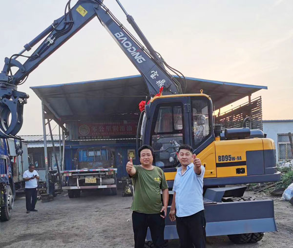 寶鼎多功能輪式挖掘機交付.jpg 寶鼎多功能輪式挖掘機交付.jpg