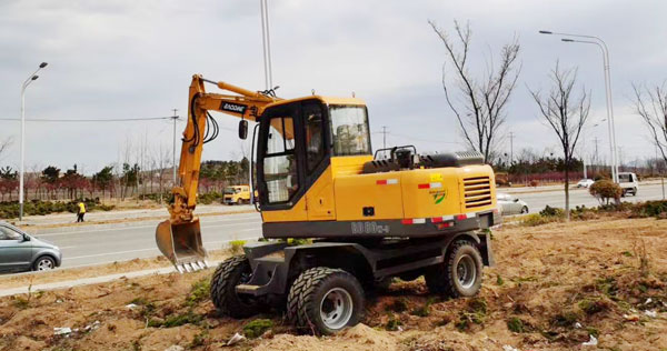 80輪式挖掘機.jpg 80輪式挖掘機.jpg