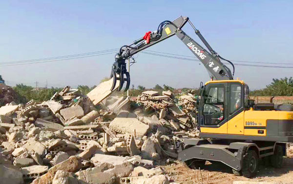 多功能輪式挖掘機.jpg 多功能輪式挖掘機.jpg