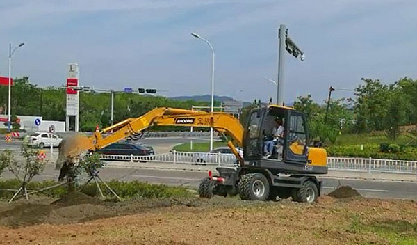 寶鼎80輪式挖掘機.jpg 寶鼎80輪式挖掘機.jpg