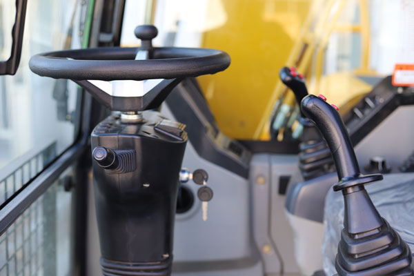 寶鼎輪式挖掘機駕駛室.jpg 寶鼎輪式挖掘機駕駛室.jpg