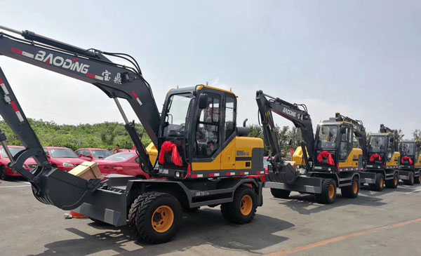 寶鼎95輪式挖掘機(jī)車隊(duì).jpg 寶鼎95輪式挖掘機(jī)車隊(duì).jpg