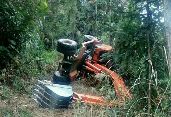 輪式挖掘機(jī)側(cè)翻事故.jpg 輪式挖掘機(jī)側(cè)翻事故.jpg